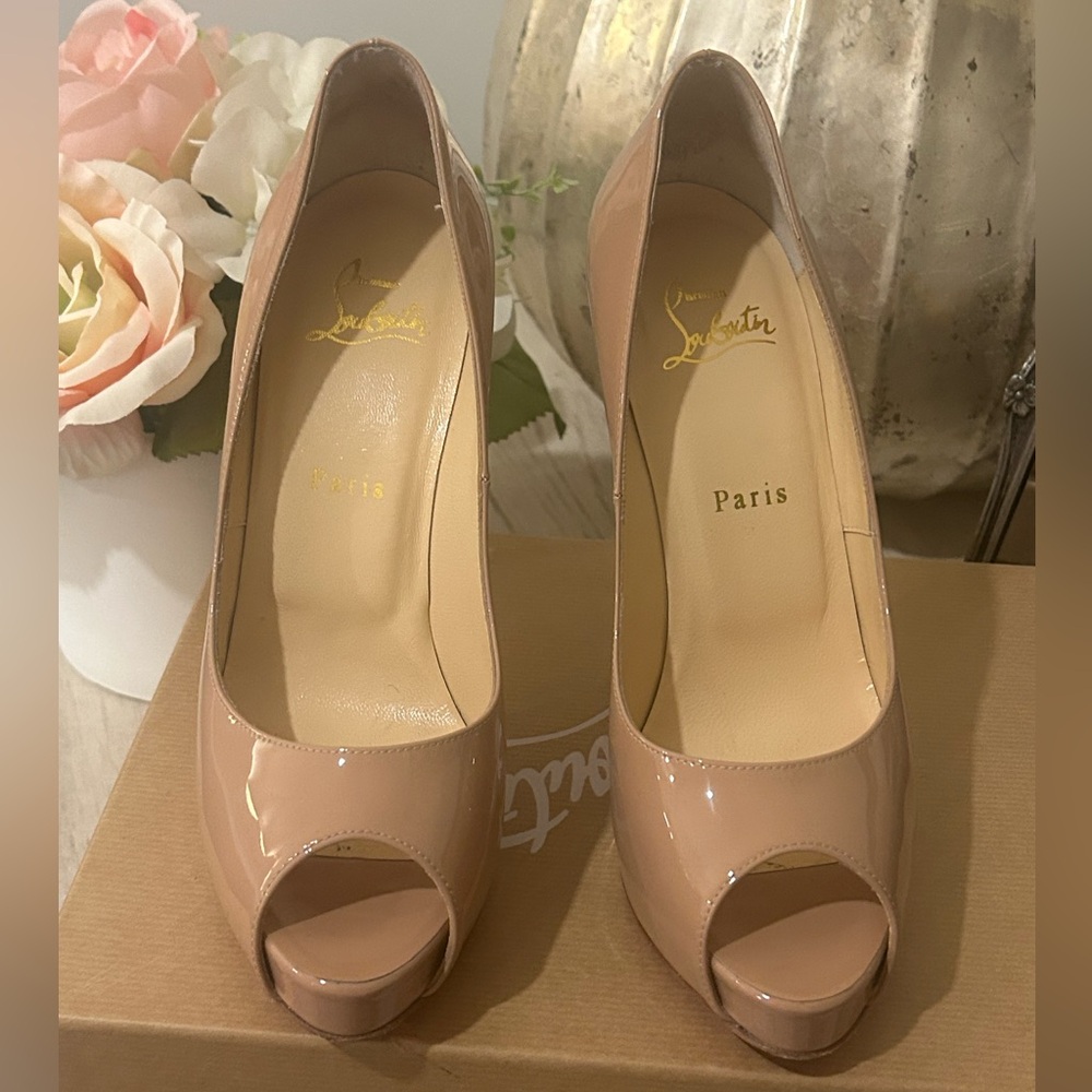 Christian Louboutin Prive Patent Nude Peep-Toe Heels Sz 38.5 8.5